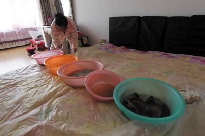 崇明楼上漏水，住户失联，小区没物管，业主维权难！律师来支招……